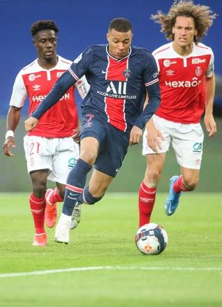 Psgs French Forward Kylian Mbappe Dribbling Redaktionelles Stockfoto