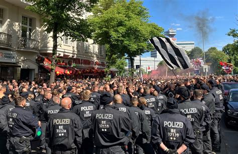 Eintrachtfans Ziehen Mit Fanmarsch Zum Stadion