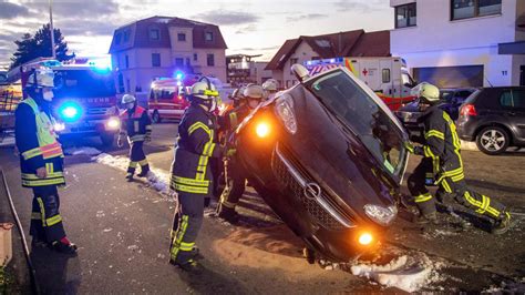 Fulda Unfall In Flieden Feuerwehr Befreit Junge Frau Aus Auto