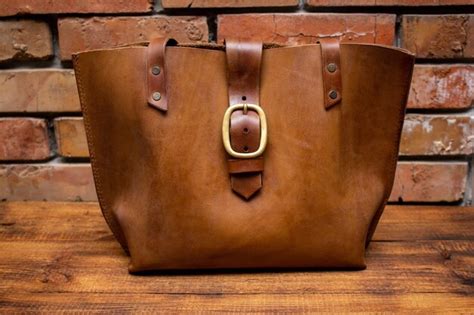 Bolso tote de cuero marrón hecho a mano Foto Premium