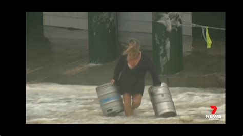 MUJER ARRIESGA SU VIDA PARA SALVAR BARRILES DE CERVEZA LOS SIMPSONS