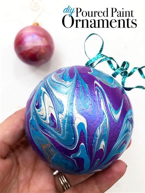 Poured Paint Ornaments You Can Make In Minutes Bolas De Natal