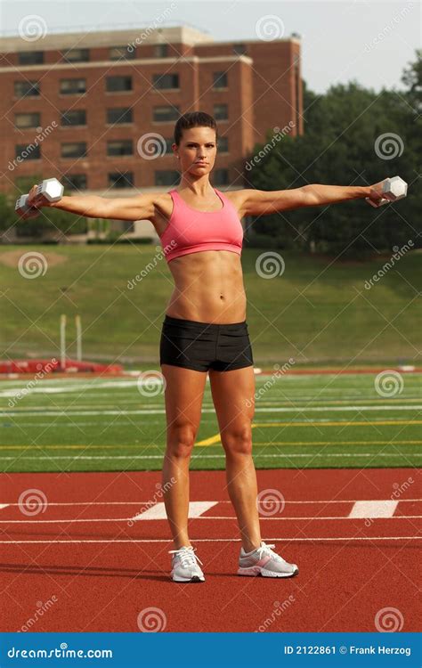 Mujer Joven Que Levanta Pesas De Gimnasia Imagen De Archivo Imagen De