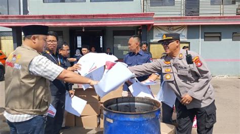 KPU Kota Serang Bakar 9 752 Lembar Surat Suara Rusak Rijek Dan Sisa Lebih