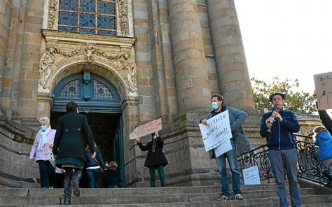 Rennes Des Artistes Devant Une Glise Pour R Clamer L Ouverture Des