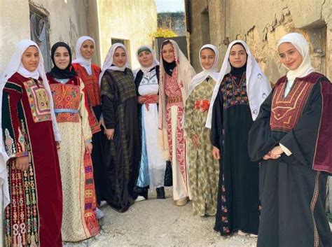 الزي الفلسطيني يروي تاريخ وطن محتل لكل غُرزة حكاية الوطن