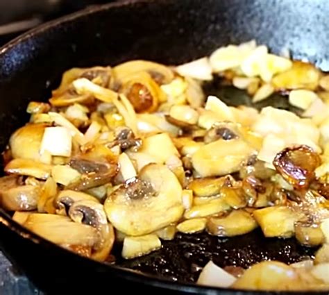 30-Minute One-Pan Pork Chops With Mushroom And Garlic Gravy Recipe