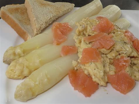 Spargel auf Rührei mit Räucherlachs von sissimuc Chefkoch de