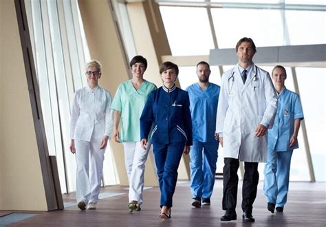 Equipo de médicos caminando en el pasillo del hospital moderno en el