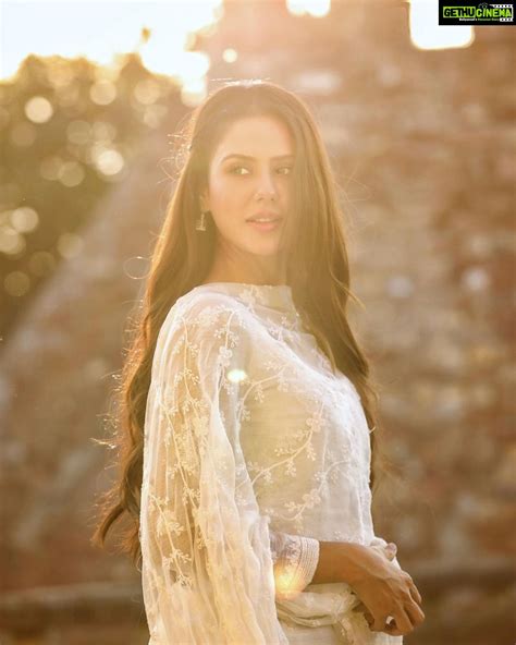 Sonam Bajwa Instagram 𝙔𝙊𝙐 Gethu Cinema