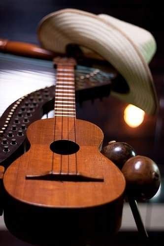 Folklore Venezolano Arpa Cuatro Y Maracas Con El Pelo E Guama