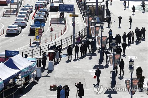 서울역광장 임시 선별검사소 줄지어 선 시민들 연합뉴스