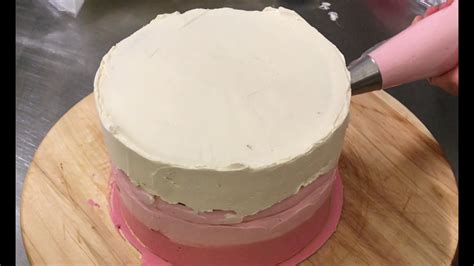 Comment lisser un layer cake à la crème en une seule couche lissage