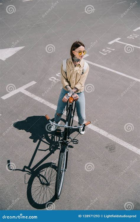 Punto Di Vista Dell Angolo Alto Della Donna Alla Moda Fotografia Stock