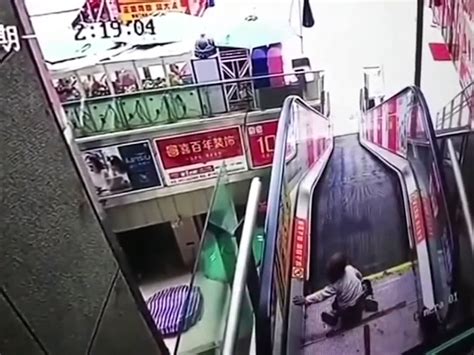 Un enfant se coince la main dans un escalator Vidéo Dailymotion