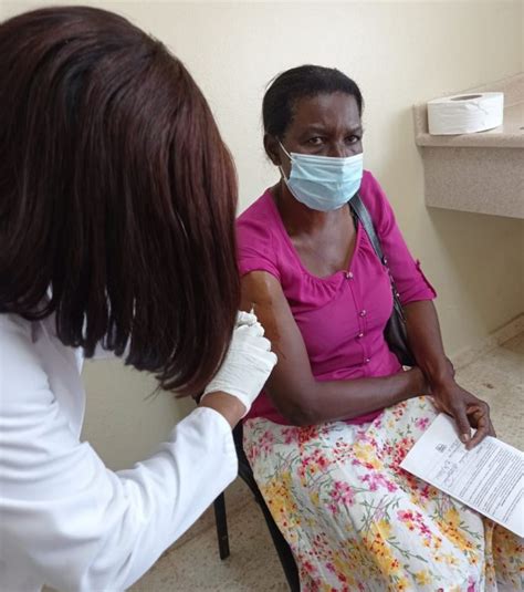 Las mujeres son las más vacunadas contra el covid en hospital de Pedro