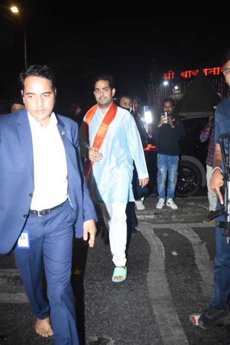 Mukesh Ambani Son Aakash Ambani At Babulnath Tempal On His 67th