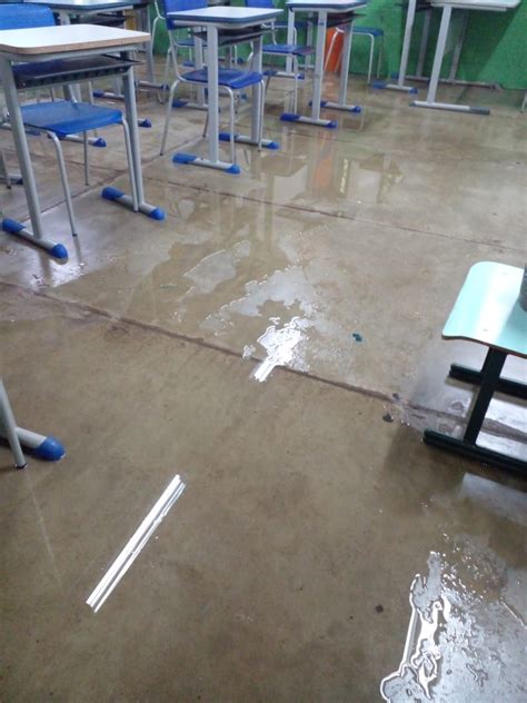 Chuva alaga duas salas de escola de Araraquara e turmas têm aulas