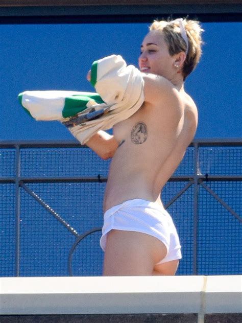 Nackte Miley Ray Cyrus In Topless On A Hotel Balcony In Sydney