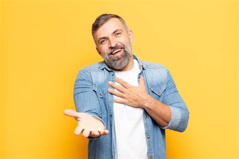 Hombre Guapo Adulto Que Se Siente Feliz Y Enamorado Sonriendo Con Una