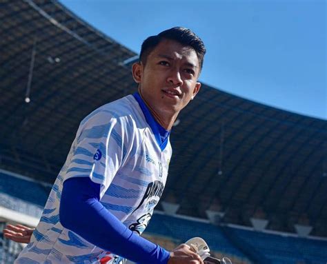 Persib Bandung Resmi Perpanjang Kontrak Febri Haryadi Dan Beckham