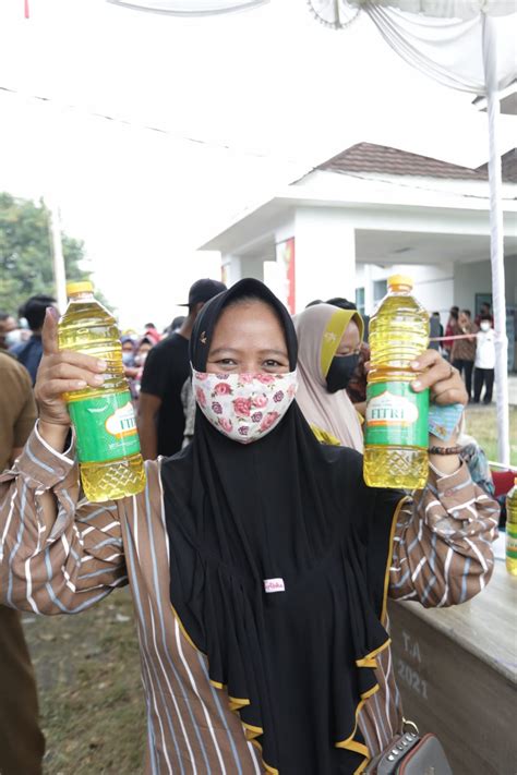 Warga Serbu Operasi Pasar Murah Minyak Goreng Di Karawang BriliaNews