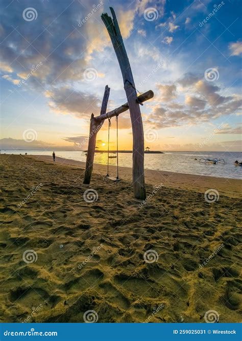 Espectacular Vista De La Puesta De Sol Dorada Sobre El Mar En Sanur