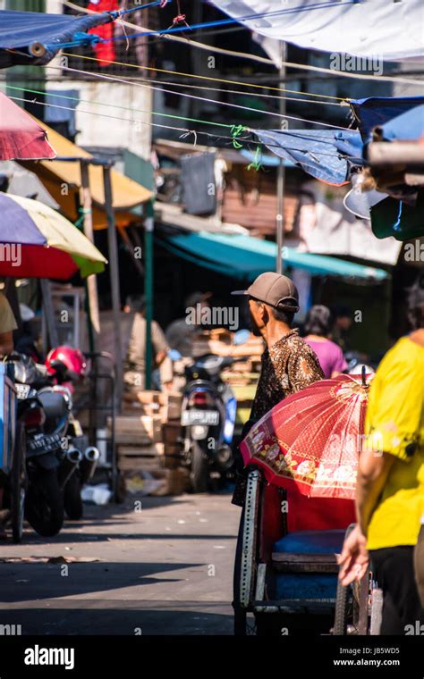 Un Triciclo Trabajador Esperando En El Mercado Tradicional De Servir A