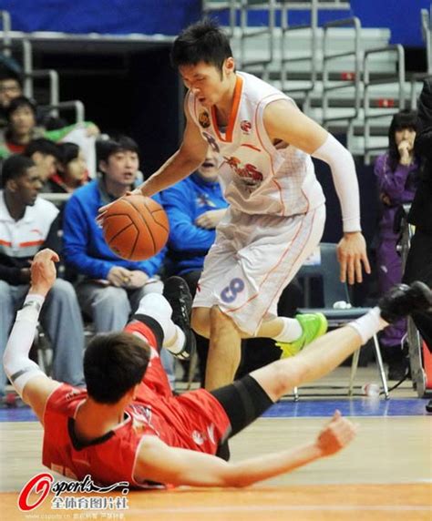 图文： Cba 上海战辽宁 刘炜撞飞对手 搜狐体育