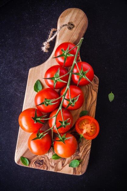 Um Monte De Tomate Cereja Org Nico Fresco Na T Bua De Azeitona Em Um