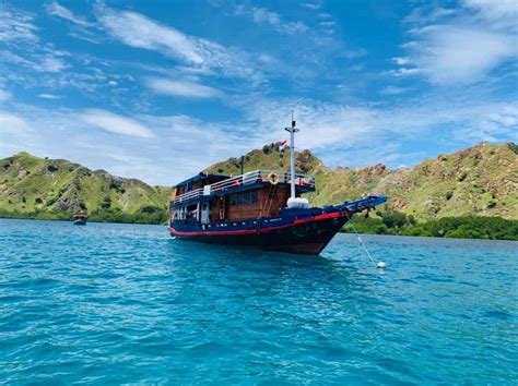 Komodo Liveaboard Diving Island Hopping Adventure