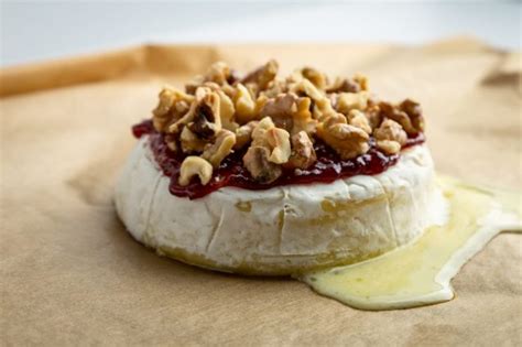 Walnut Raspberry Baked Brie Easy Quick And So Yummy