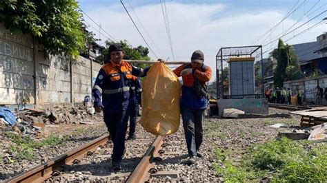 Kai Daop Jakarta Tertibkan Puluhan Bangunan Liar Di Wilayah Pasar