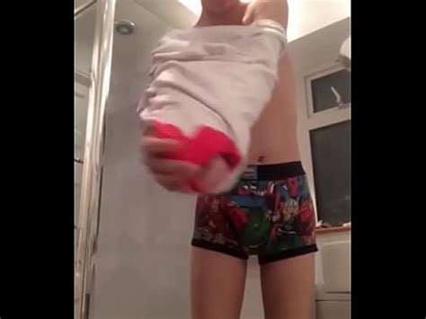 Chico Puta Muestra Su Cuerpo Desnudo A Su Maestro XVIDEOS