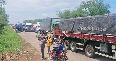 Decenas De Buses Cisternas Y Camiones Varados Por Bloqueo En Villa