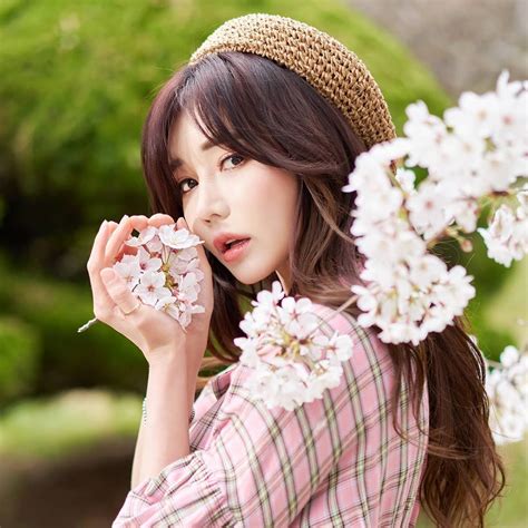 우주안 on Instagram 날씨 진짜 진짜 좋댜 photo blossom miu Makeup