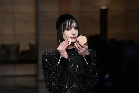 Milano Giorgio Armani Sfilata Autunno Inverno 2023 2024 Eleganza