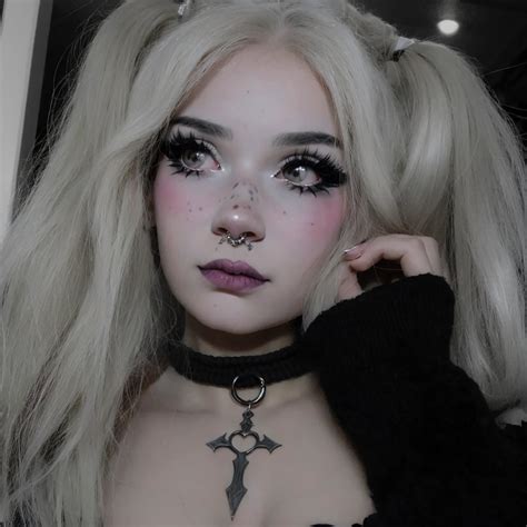 Mujer De Cabello Rubio Con Maquillaje De Ojos Negros Y Piercings