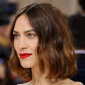 Stylists are obsessed with the shoulder length layered bob cut 22