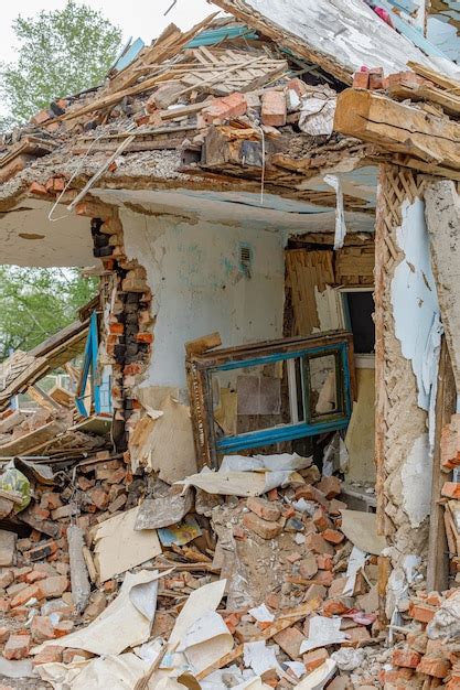 Escombros de la vieja casa en ruinas montón de fragmentos de