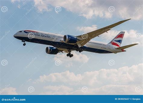 Plane Boeing 787-10 Of Singapore Airlines Landing Into Tan Son Nhat ...