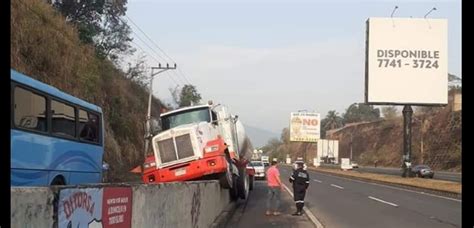 Conductor De Camión Cisterna Pierde El Control Y Se Accidenta En Carretera De Oro El Blog