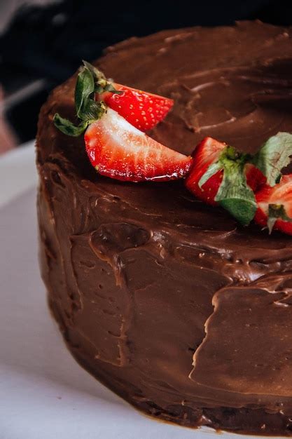 Un Pastel De Chocolate Con Una Fresa Encima Foto Premium