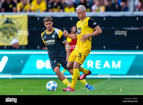 Julian Ryerson 26 Borussia Dortmund Mit Adria Altimira 26 FC