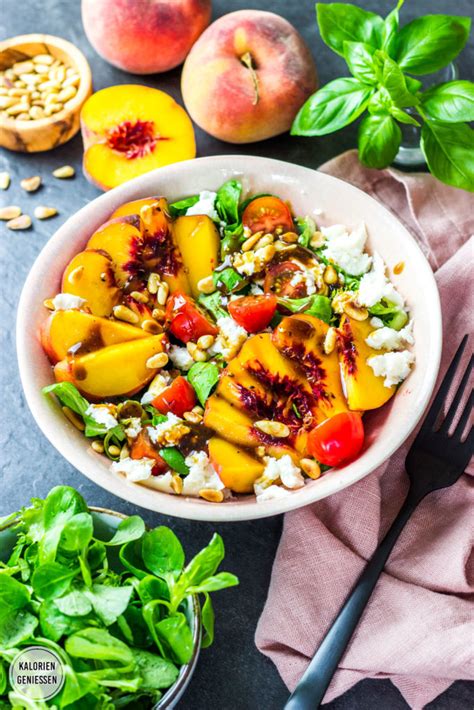 Sommerlicher Pfirsich Salat Mit Mozzarella Pinienkernen Und Honig