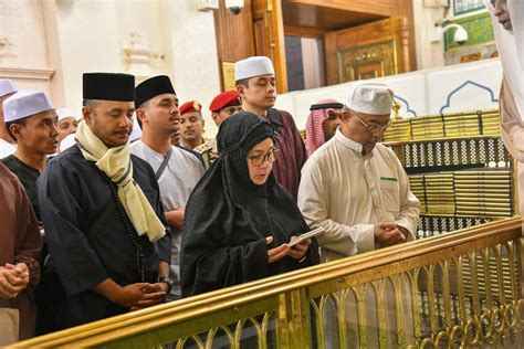 King visits Prophet Muhammad's grave, Raudhah in Madinah | The Star