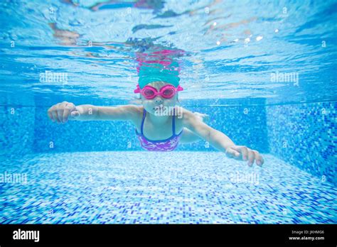 Niedliche Kleine Mädchen Tauchen Im Schwimmbad Stockfotografie Alamy