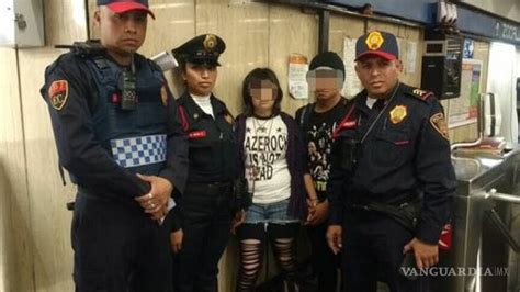 Policías evitan suicidio de joven en metro de la CdMx