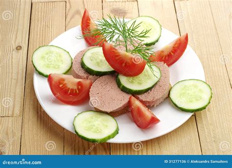 Bocadillo Con La Salchicha De Hígado Foto de archivo Imagen de tomate