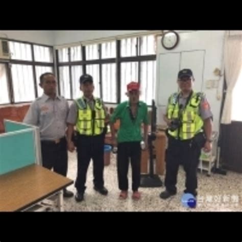 失智老翁雨中迷途 暖警協助護送返家 Enews新聞網